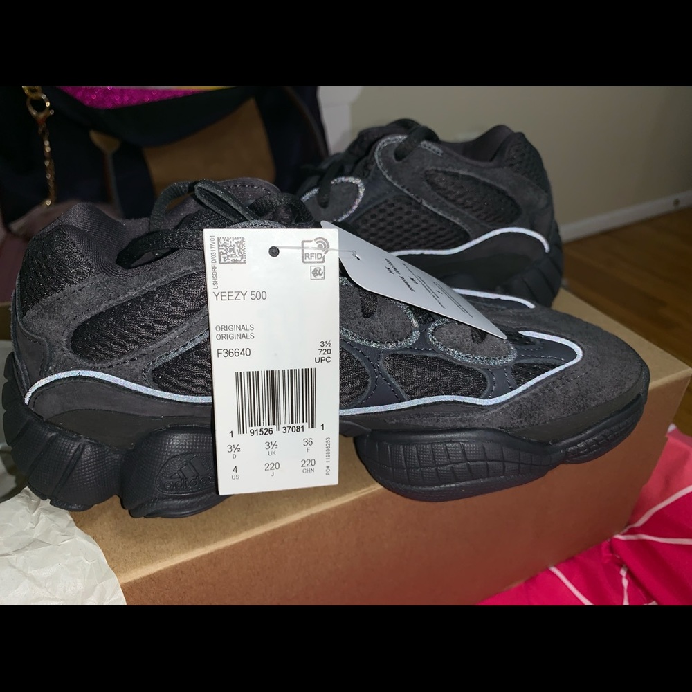 Yeezy 500 (utility black) size 4